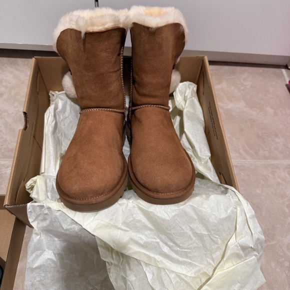 UGG Irina Star Charm boots - Picture 6 of 10